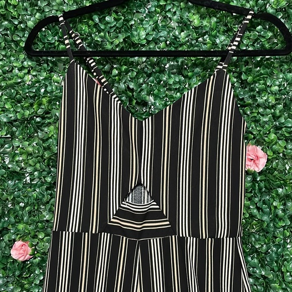 Stretchy Chic Striped Jumpsuit with Adjustable Straps - Picture 2 of 6